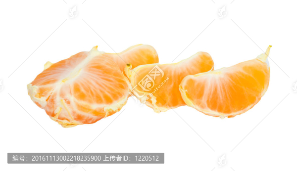 白色背景的去皮桔子片