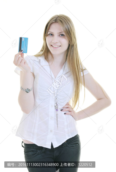 年輕女子持有信用卡