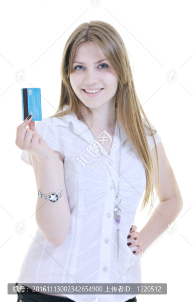 年輕女子持有信用卡