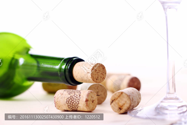 葡萄酒軟木塞在桌子上