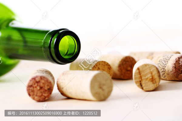 葡萄酒軟木塞在桌子上