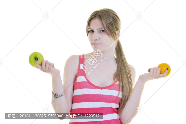 快樂的年輕女人吃白色的蘋果