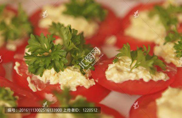西紅柿切片奶酪；沙拉醬和歐芹