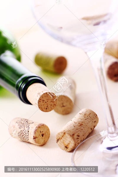 葡萄酒軟木塞在桌子上
