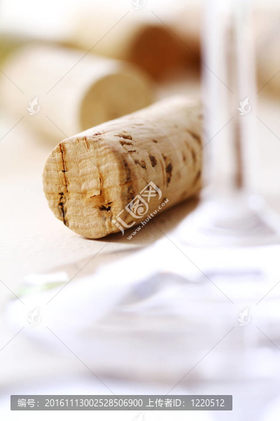 葡萄酒軟木塞在桌子上