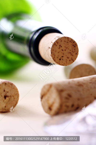 葡萄酒軟木塞在桌子上