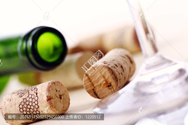 葡萄酒軟木塞在桌子上