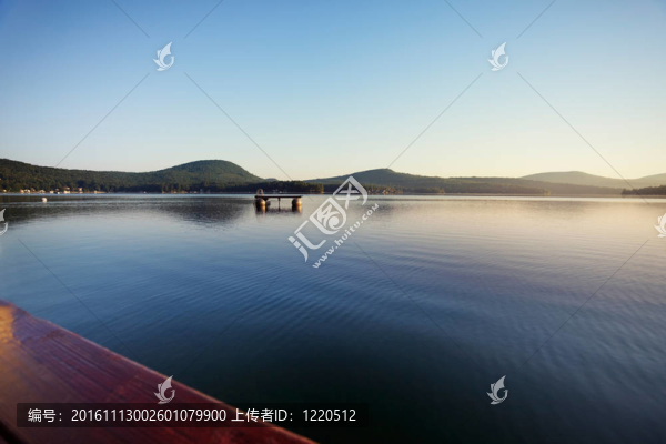 黎明平靜的湖-匯圖網(wǎng) www.fosd68.com 黎明平靜的湖