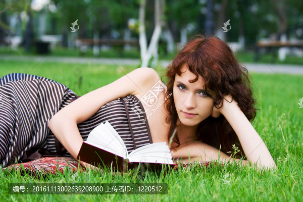 年輕的女人讀一本書