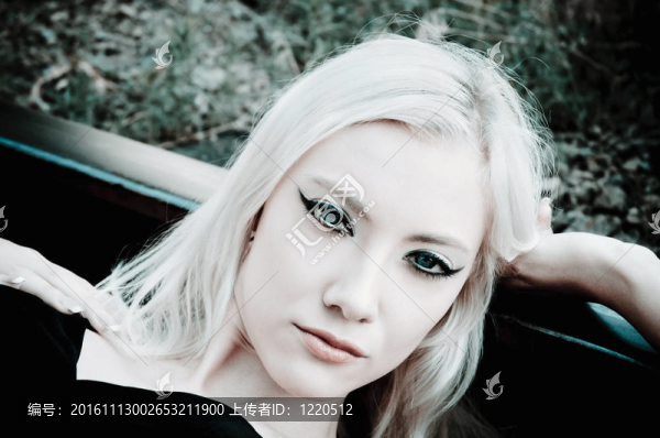 美麗的年輕女孩躺在鐵軌上
