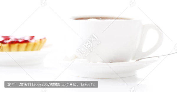 新鮮草莓蛋糕和一杯咖啡