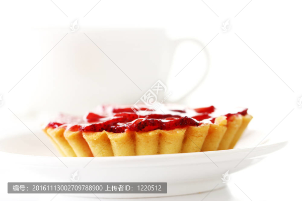 新鮮草莓蛋糕和一杯咖啡