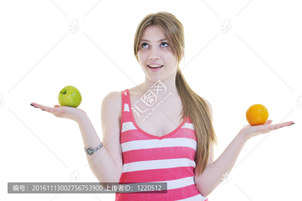 快樂的年輕女人吃白色的蘋果