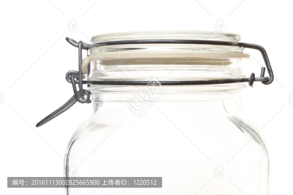 白色背景上的罐關閉