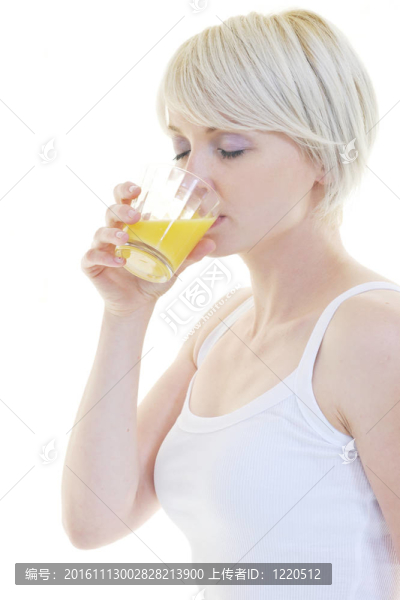 年輕的女人擠橙汁