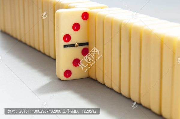許多塊多米諾效應(yīng)