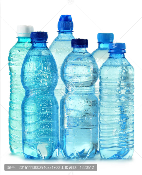聚碳酸酯塑料瓶礦泉水隔離在白色