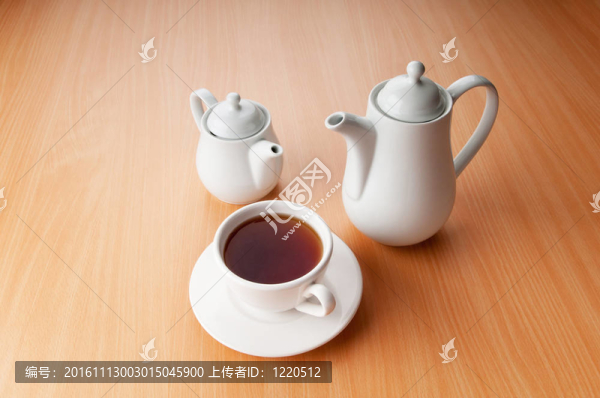 木桌上的茶