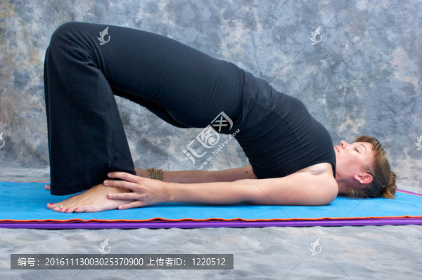 一個運動的棕色頭發(fā)的女人做瑜伽練習(xí)Setu,Bandhasanasana或先進(jìn)的橋梁對工作室在斑駁的
