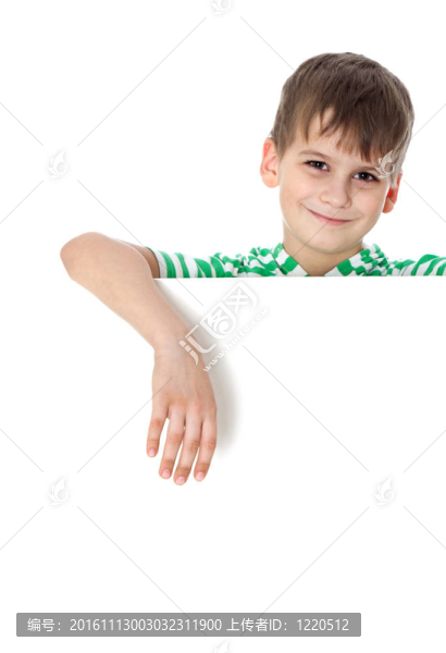 拿著旗幟的男孩