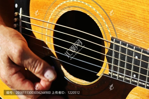 特寫：男子彈奏吉他。