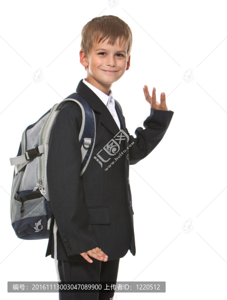 坐在書上的男生
