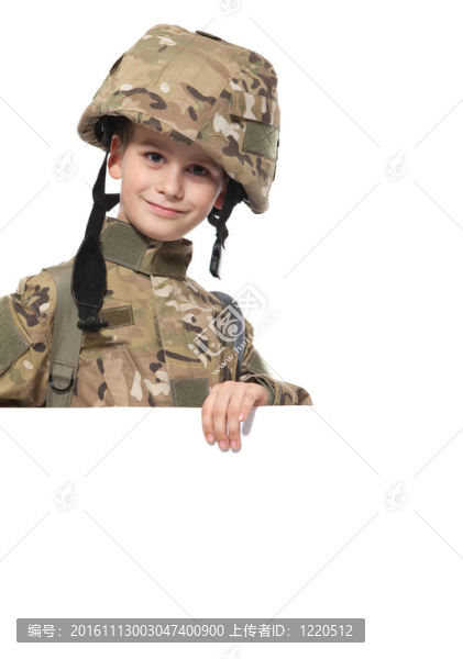 年輕的士兵拿著一張海報(bào)