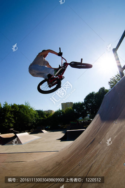 BMX特技單車桿旋轉(zhuǎn)