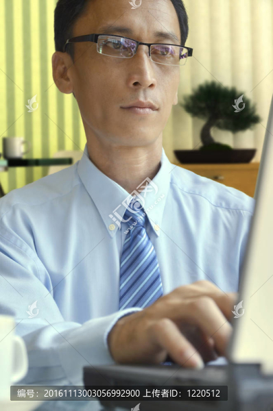 筆記本電腦上的商人