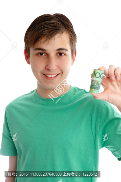 男孩拿著錢