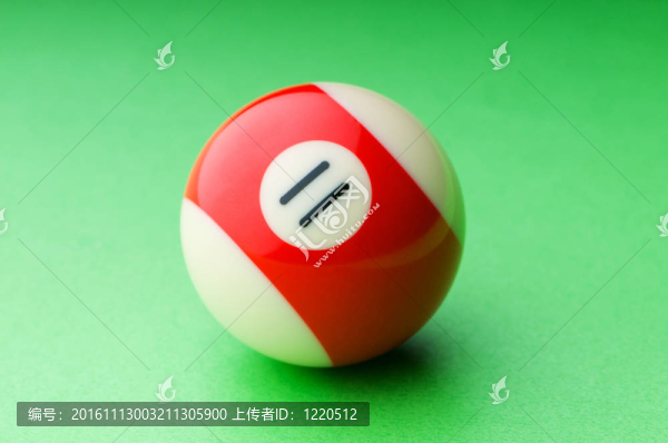 桌子上的臺(tái)球球