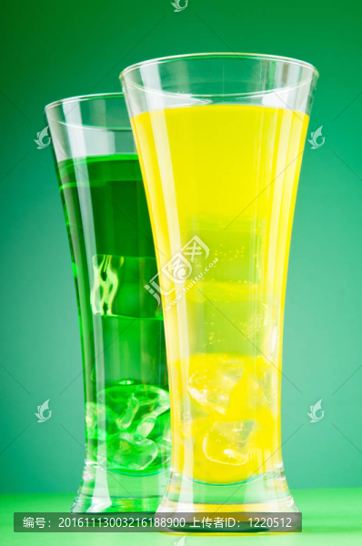 帶冰的杯子里的彩色雞尾酒