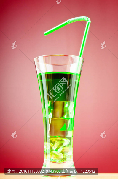 帶冰的杯子里的彩色雞尾酒