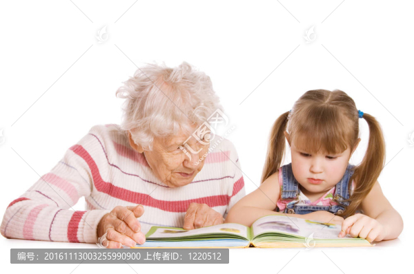 祖母與大女兒讀
