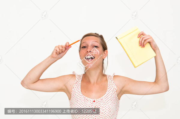用鉛筆和記事本的女人畫像