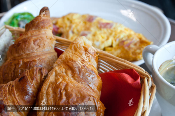 新鮮的牛角包
