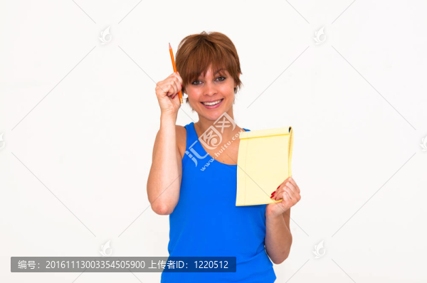 用鉛筆和記事本的女人畫(huà)像