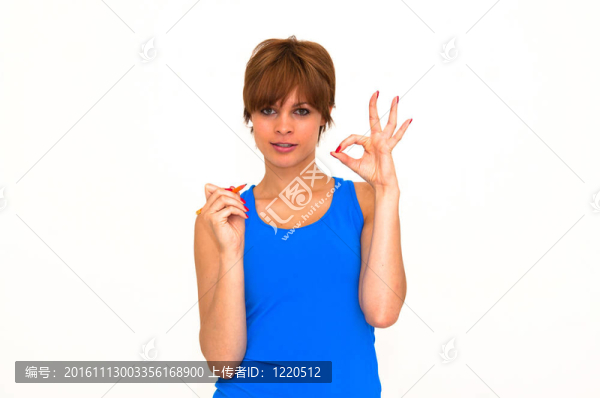 用鉛筆和鉛筆的女人