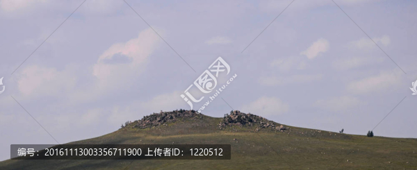 山是在一個(gè)背景上的天空
