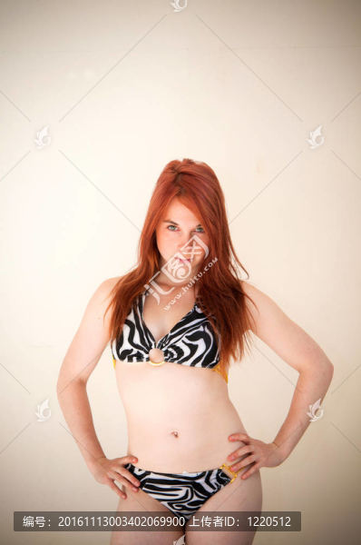 穿著內(nèi)衣的白人婦女