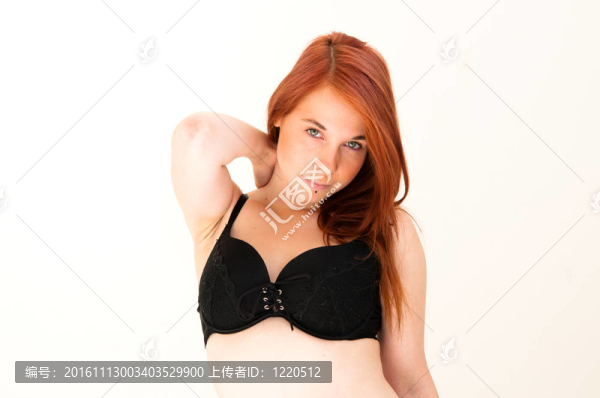 穿著內(nèi)衣的白人婦女