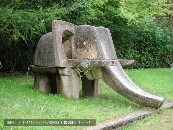 大象在公園的操場上滑動