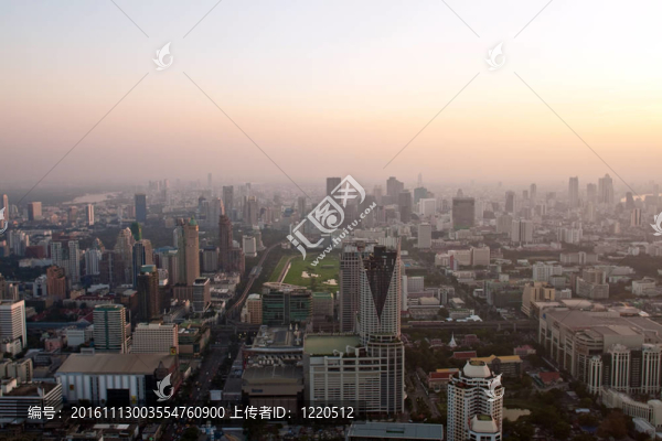 日落曼谷上空的空中俯瞰