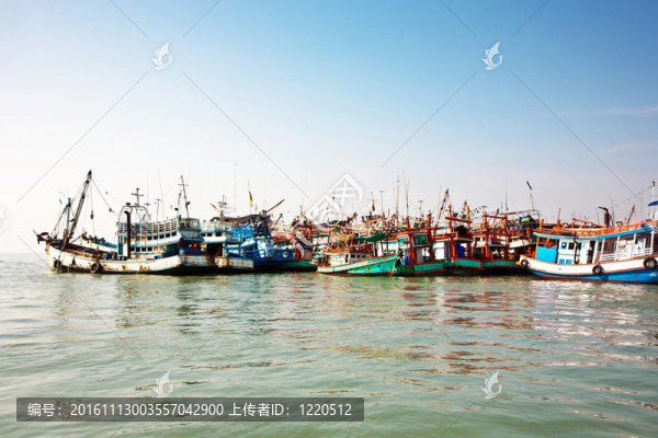 在沙美島港fisherboats；泰國