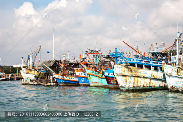 在沙美島港fisherboats；泰國(guó)