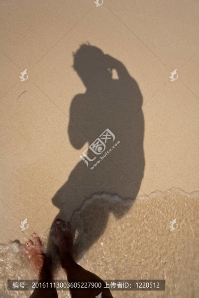 人類正在向沙灘上的細沙投擲影子；顯示