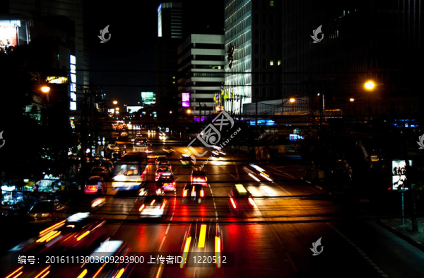 汽車(chē)在夜間在曼谷的主要道路與燈