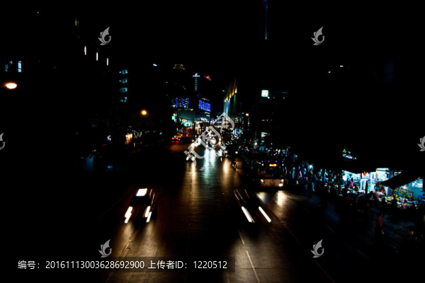 汽車在夜間在曼谷的主要道路與燈