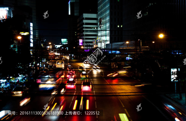 汽車在夜間在曼谷的主要道路與燈
