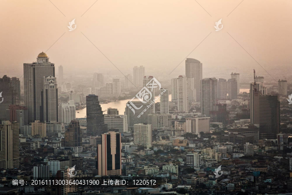 在曼谷的天際線呈現(xiàn)出寫字樓和condominiu觀
